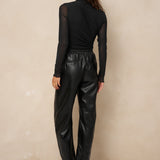 Model van achteren in zwarte mesh top Jolien met transparante mouwen | Jo&Co Club