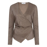 Productfoto taupe wikkeltop Jori – overslag met V-hals en plooien aan de zijkant, voorkant | Jo&Co Club