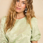 Een productfoto van een damesblouse, vrijstaand gefotografeerd tegen een witte | Lofty Manner Solenne | Jo&Co Club