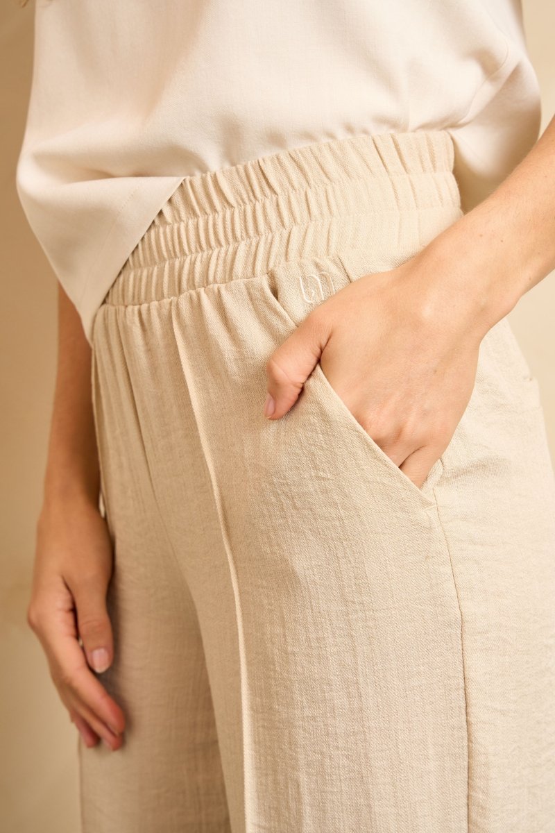 Lofty Manner Trouser Rio beige – broek met brede gesmokte tailleband en steekzakken | Jo&Co Club