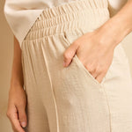 Lofty Manner Trouser Rio beige – broek met brede gesmokte tailleband en steekzakken | Jo&Co Club