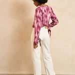 Lofty Manner Trouser Rosema | Ecru in Tie-dye patroon in diep magenta, Cropped lengte, losvallend, relaxed fit