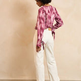 Lofty Manner Trouser Rosema | Ecru in Tie-dye patroon in diep magenta, Cropped lengte, losvallend, relaxed fit