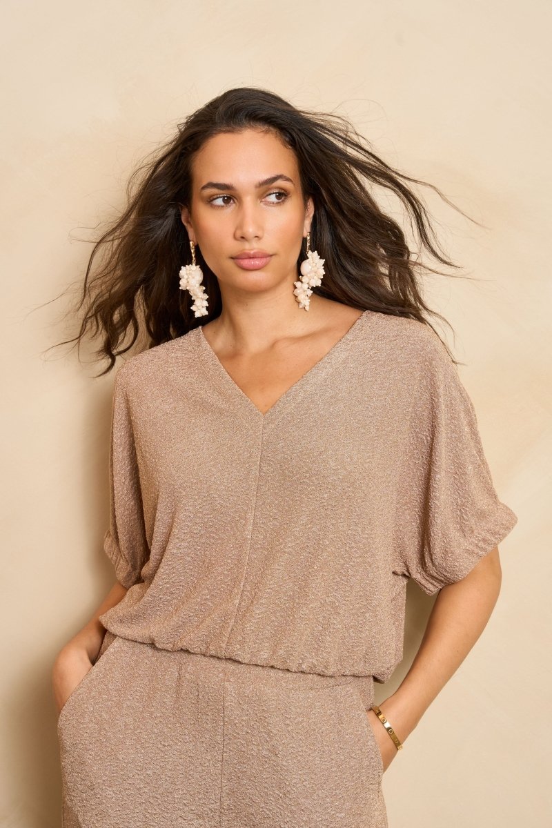Lofty Manner Trouser Savy Goud – Elegante lichtgouden jumpsuit met v-hals en blouson top | Jo&Co Club