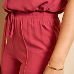 Lofty Manner Jumpsuit Solana in brique rood – close-up van taille met trekkoord | Jo&Co Club