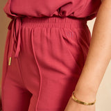 Lofty Manner Jumpsuit Solana in brique rood – close-up van taille met trekkoord | Jo&Co Club