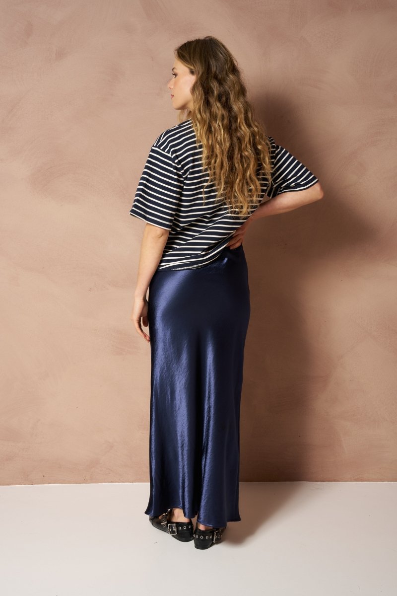 Top Imma - Boxy Regular gestreept – T-shirt met navy strepen, achteraanzicht op model | Jo&Co Club