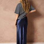 Top Imma - Boxy Regular gestreept – T-shirt met navy strepen, achteraanzicht op model | Jo&Co Club