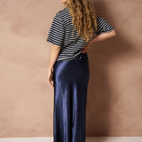Top Imma - Boxy Regular gestreept – T-shirt met navy strepen, achteraanzicht op model | Jo&Co Club