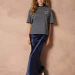 Tops Imma - Boxy Regular donkerblauw – gestreepte boxy top met embleem | Jo&Co Club