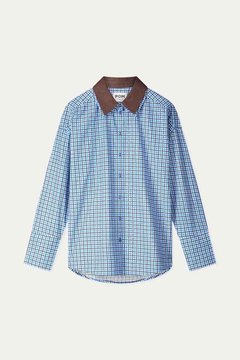 Productfoto van de geruite blouse plat gefotografeerd, met bruine kraag en knoopsluiting.