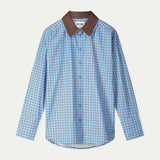 Productfoto van de geruite blouse plat gefotografeerd, met bruine kraag en knoopsluiting.