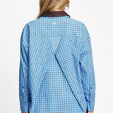 Achterkant van de blauw geruite blouse met verlaagde schouders en langer achterpand.