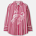 Productfoto van de gestreepte blouse plat gefotografeerd, met strikprint en knoopsluiting.