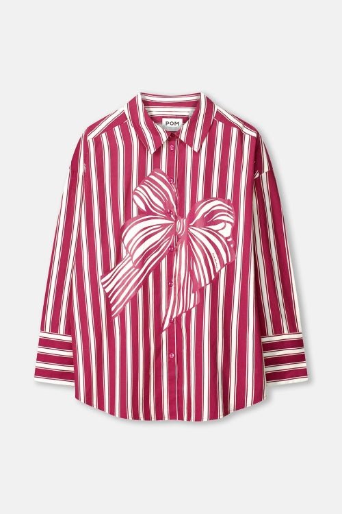 Productfoto van de gestreepte blouse plat gefotografeerd, met strikprint en knoopsluiting.
