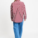 Achterkant van de rood gestreepte blouse met verlaagde schouders en langer achterpand.