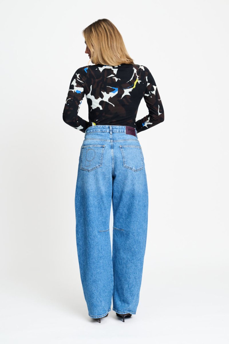 Achterkant van de mid blue jeans met vijf zakken en wijde pijpen.