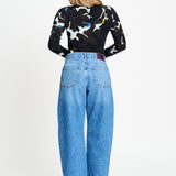 Achterkant van de mid blue jeans met vijf zakken en wijde pijpen.