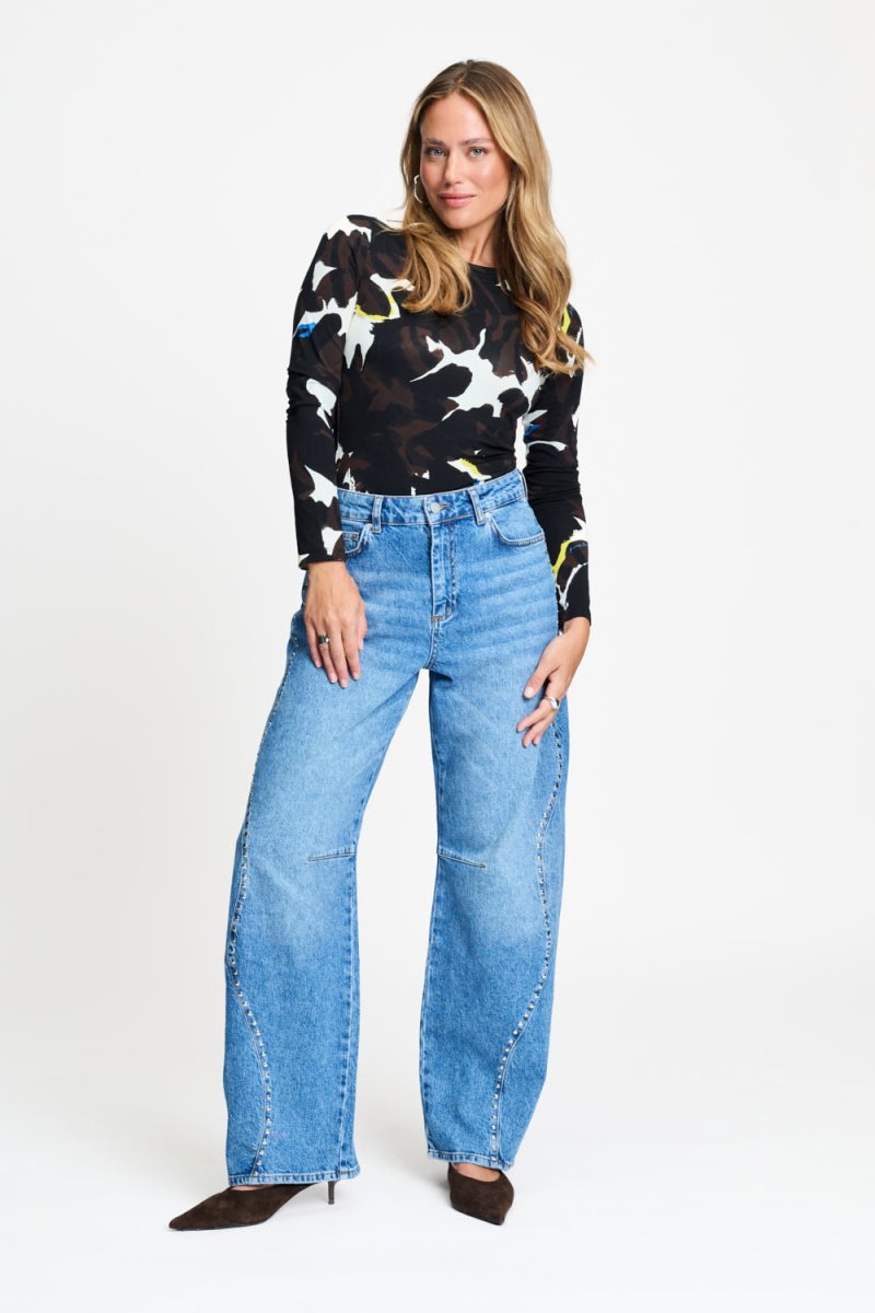 Vooraanzicht van de wijde jeans met hoge taille en brede pijpen.