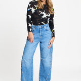 Vooraanzicht van de wijde jeans met hoge taille en brede pijpen.