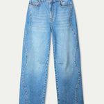 Productfoto van de wijde jeans plat gefotografeerd, met used wassing.