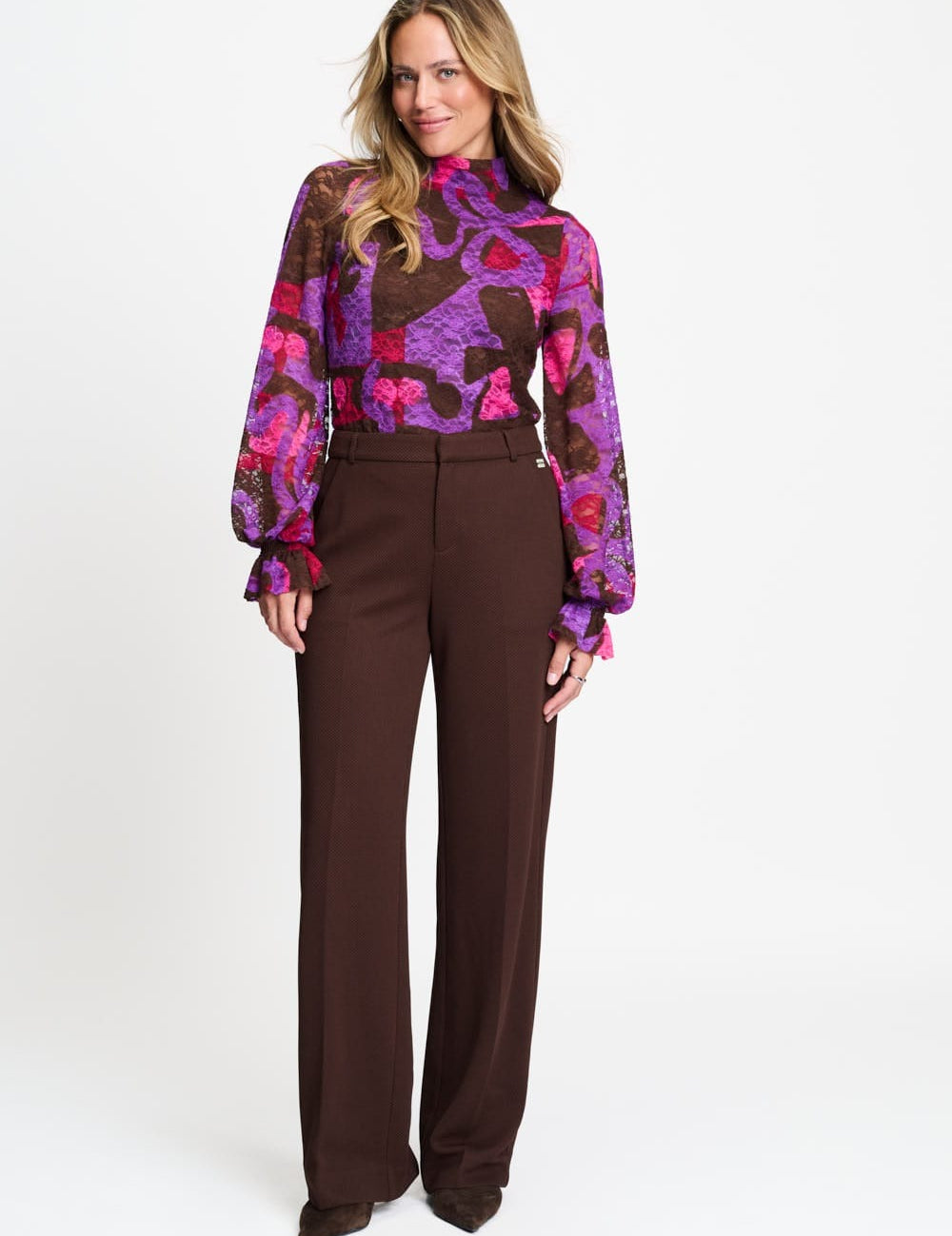 Model in bruine pantalon POM Amsterdam Lara | Jo&Co Club