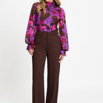 Model in bruine pantalon POM Amsterdam Lara | Jo&Co Club