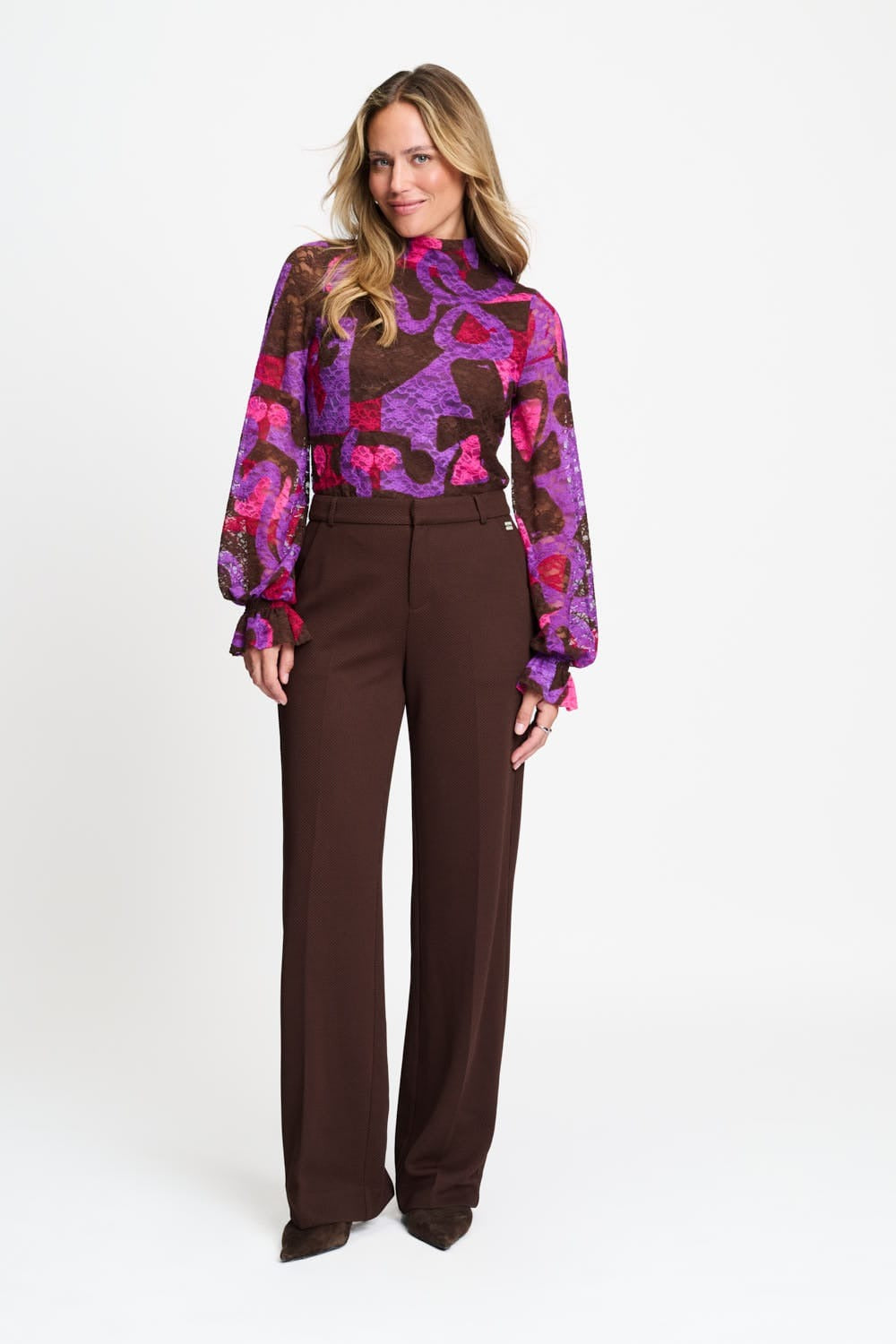 Model in bruine pantalon POM Amsterdam Lara | Jo&Co Club
