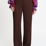 Model in bruine pantalon POM Amsterdam Lara, andere kant | Jo&Co Club