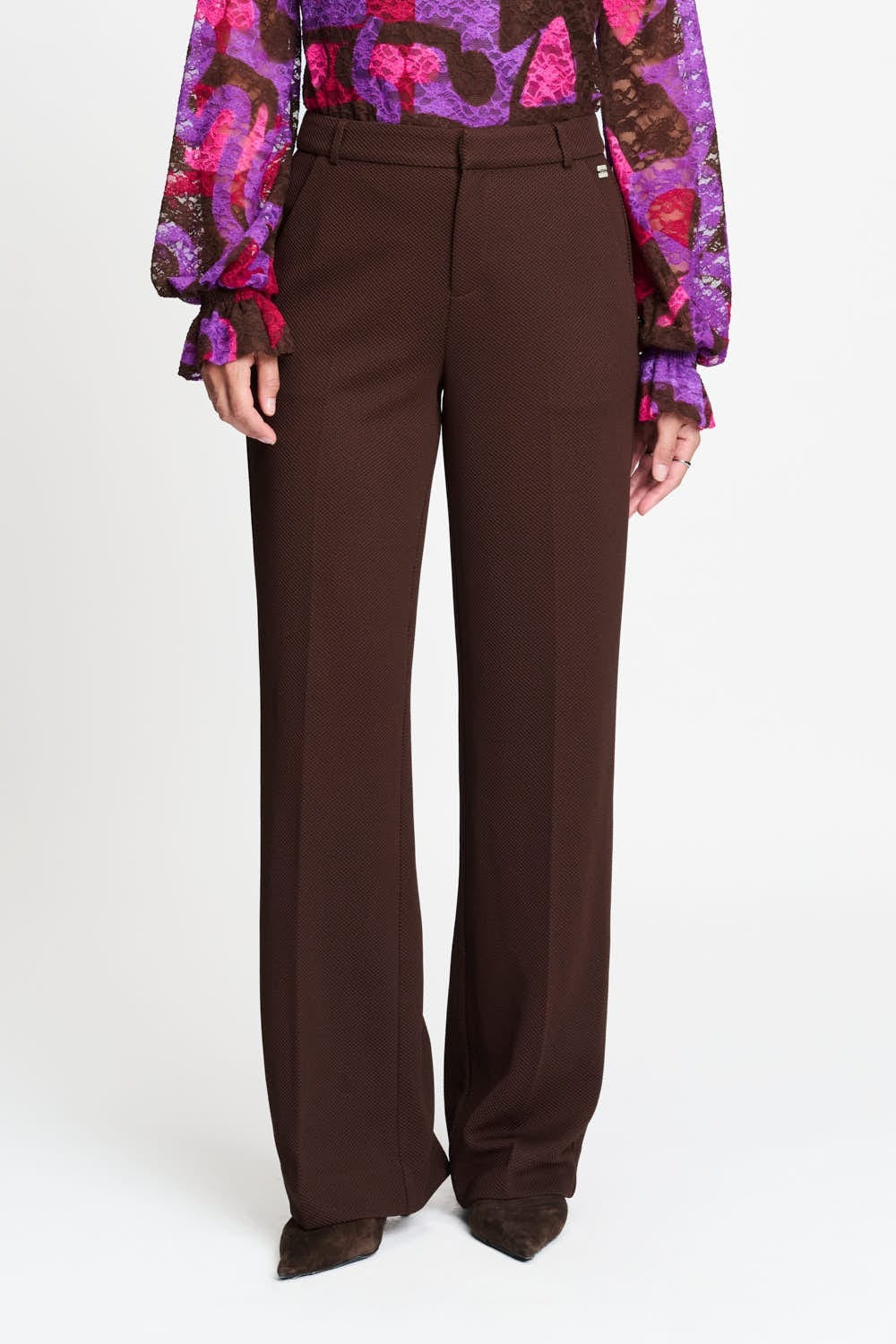 Model in bruine pantalon POM Amsterdam Lara, andere kant | Jo&Co Club