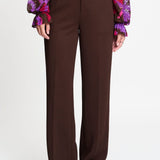 Model in bruine pantalon POM Amsterdam Lara, andere kant | Jo&Co Club