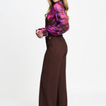Model in bruine pantalon POM Amsterdam Lara, andere kant | Jo&Co Club