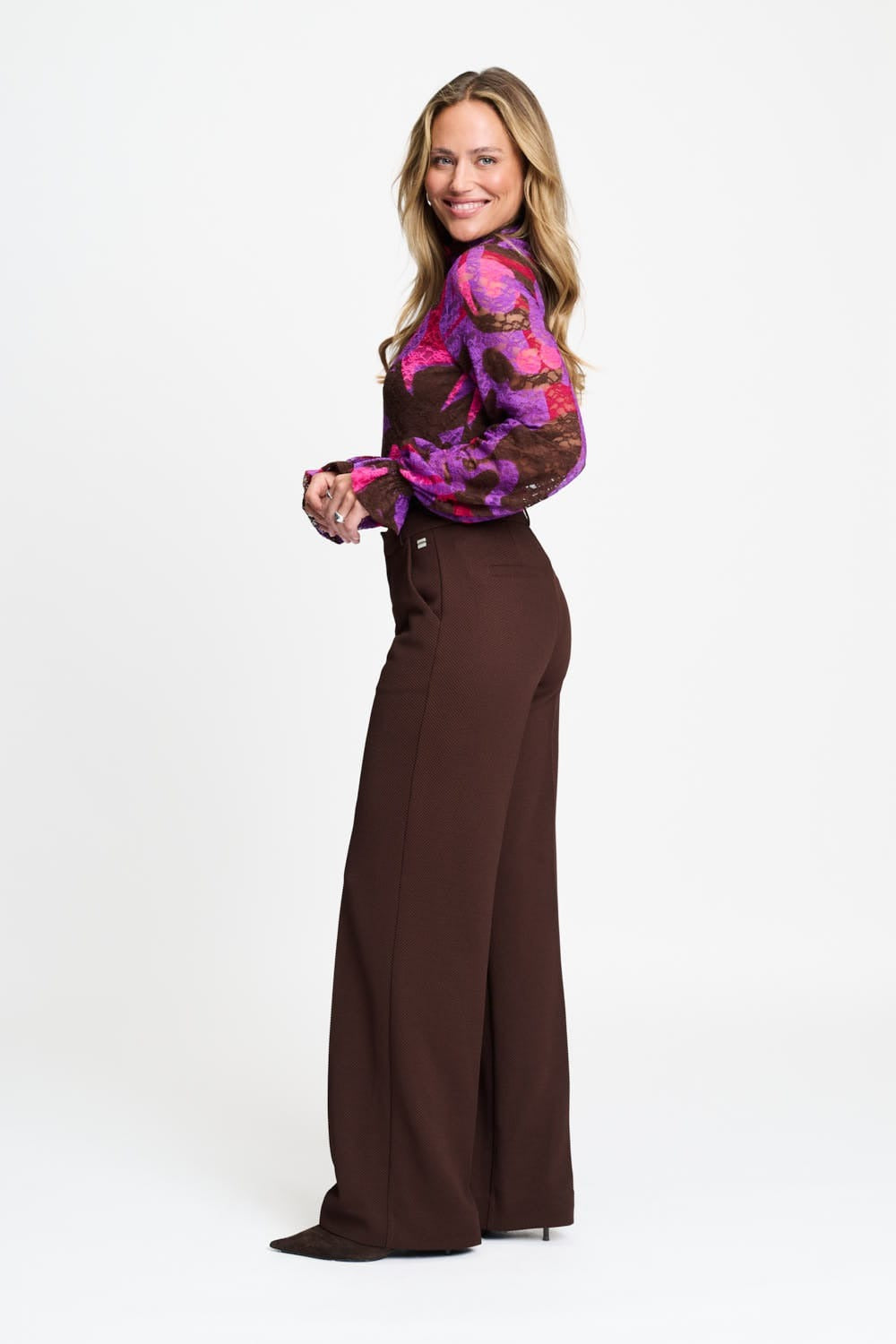 Model in bruine pantalon POM Amsterdam Lara, andere kant | Jo&Co Club
