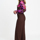 Model in bruine pantalon POM Amsterdam Lara, andere kant | Jo&Co Club