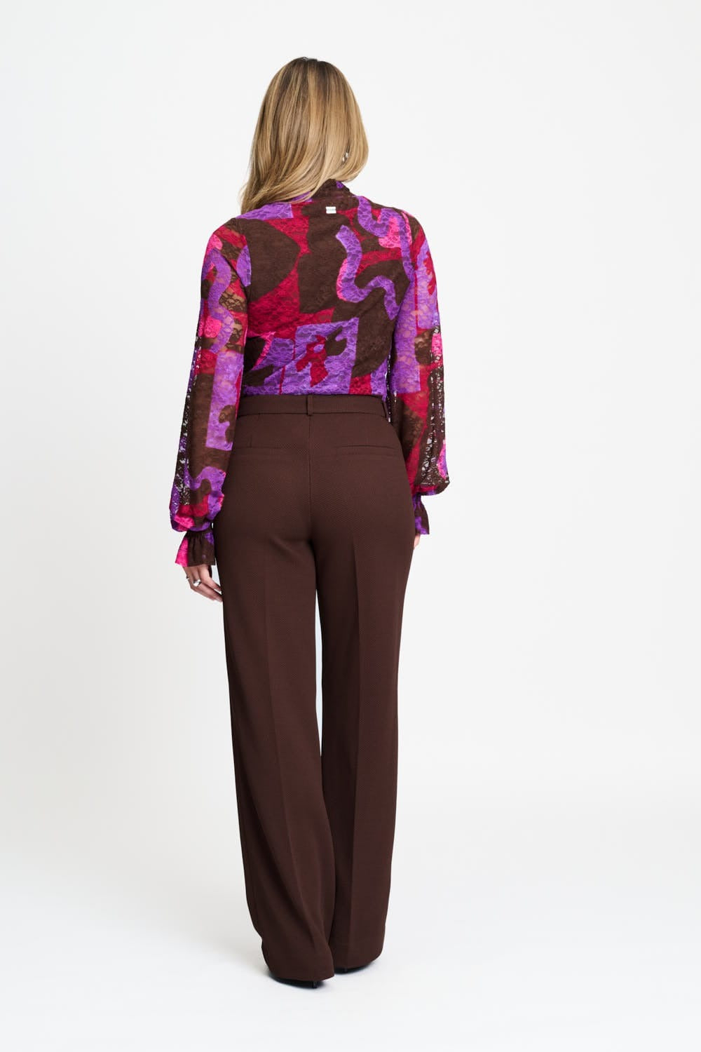 Model in bruine pantalon POM Amsterdam Lara, andere kant | Jo&Co Club