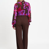 Model in bruine pantalon POM Amsterdam Lara, andere kant | Jo&Co Club