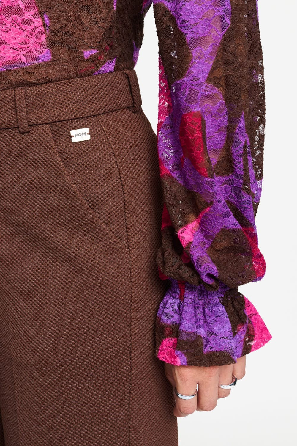 Model in bruine pantalon POM Amsterdam Lara, andere kant | Jo&Co Club