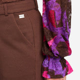 Model in bruine pantalon POM Amsterdam Lara, andere kant | Jo&Co Club