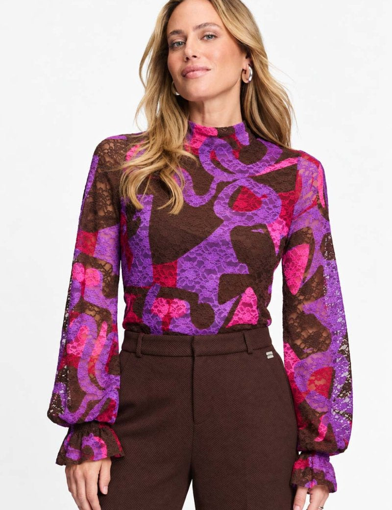 Model in kanten coltop met kleurrijke strikprint POM Amsterdam Ruby | Jo&Co Club