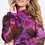 Model in kanten coltop met kleurrijke strikprint POM Amsterdam Ruby, andere kant | Jo&Co Club