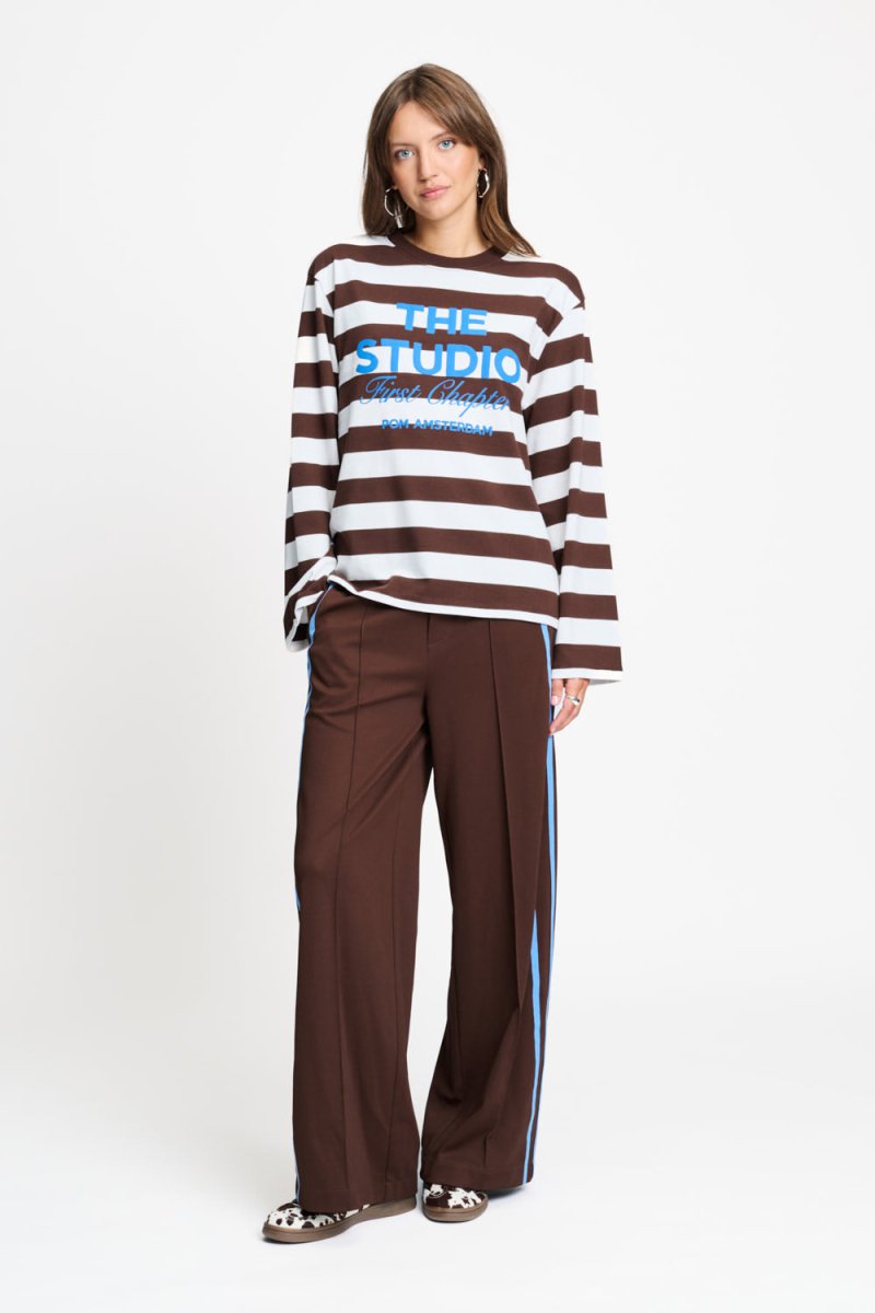 Volledige look met de gestreepte longsleeve op een bruine wijde broek.