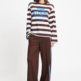 Volledige look met de gestreepte longsleeve op een bruine wijde broek.