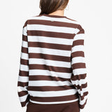 Achterkant van de bruin met witte gestreepte longsleeve.