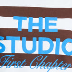 Detailfoto van de kobaltblauwe THE STUDIO print op de gestreepte longsleeve.