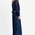 Model in donkerblauwe top met organza pofmouwen POM Amsterdam Britt, andere kant | Jo&Co Club