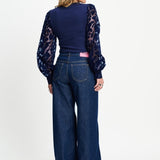 Model in donkerblauwe top met organza pofmouwen POM Amsterdam Britt, andere kant | Jo&Co Club