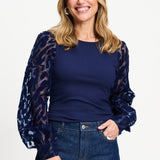 Model in donkerblauwe top met organza pofmouwen POM Amsterdam Britt | Jo&Co Club