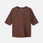 Productfoto van het bruine t-shirt plat gefotografeerd, met studs rond de hals.