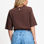 Achterkant van het bruine t-shirt met boxy pasvorm.
