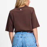 Achterkant van het bruine t-shirt met boxy pasvorm.